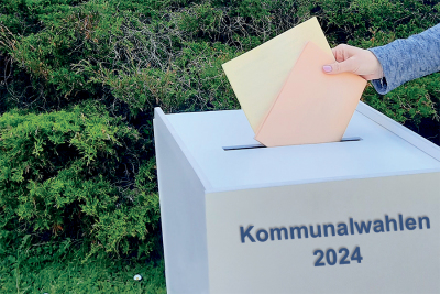 Wahlurne, in die Stimmzettel eingeworfen werden
