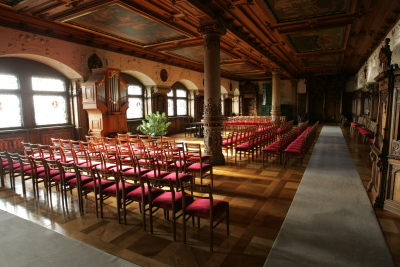 Der menschenleere Bachsaal, einige Stuhlreihen im Vordergrund