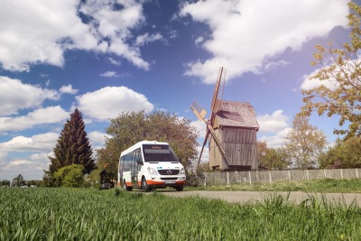 RufBus der THÜSAC vor der Bockwindmühle Lumpzig