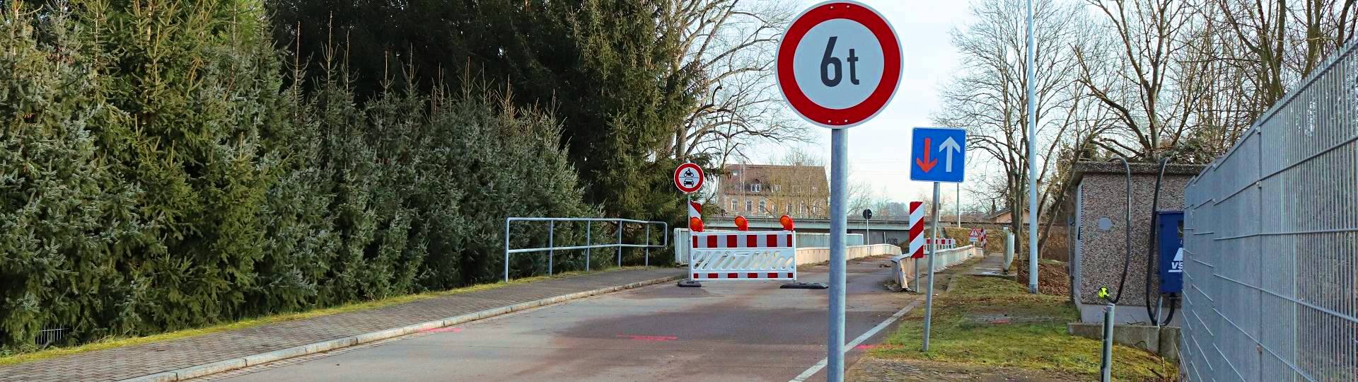 Bühnenbild-Straßensperrungen