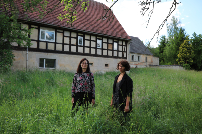 Akteure der Erzählsalons vor dem Kunsthof Niederarnsdorf