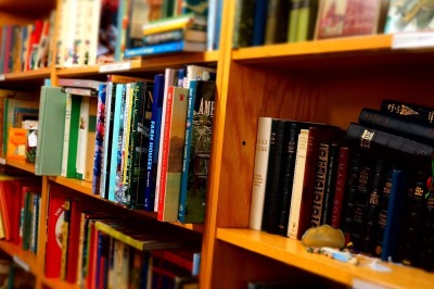 Bücherregal