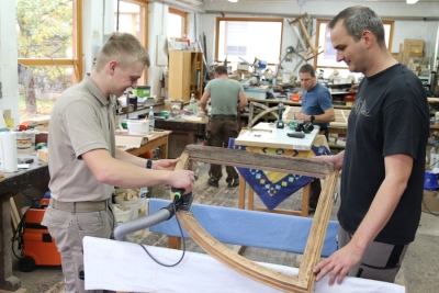 Tischlermeister Christian Kalkoff (r.) und Geselle Franz Mühle bei der Restaurierung der historischen Fensterrahmen.