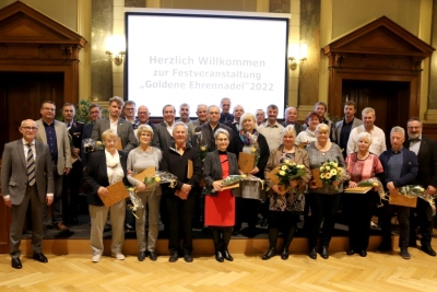 25 Bürgerinnen und Bürger hat Landrat Uwe Melzer (l.) mit der Goldenen Ehrennadel ausgezeichnet.