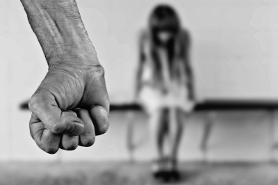 Faust gegen eine Frau gerichtet