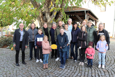 Landrat übergibt Plakette Kinderfreundliches Haus