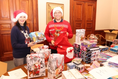 Carina Michalsky und Jörg Seifert freuen sich beim Zusammenstellen der Geschenke über die große Spendenbereitschaft.