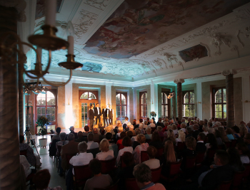 Auftritt einer Gruppe im Teehaussaal zur Zeit des Musikfestivals