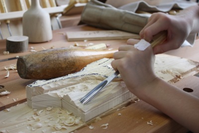 Künstlerisches Arbeiten mit Holz im studioLEONARDO