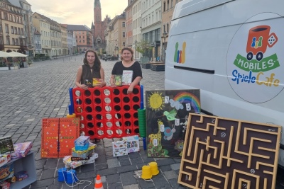 Spielfläche in Altenburg mit Gaby Orymek und Spieleteam