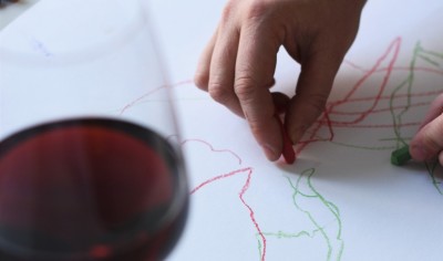 Zeichnende Hand und Wein