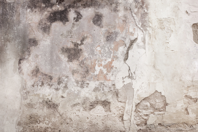 Gebrochene alte Mauer mit Wasserflecken
