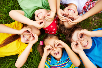 Kinder spielen auf einer Wiese