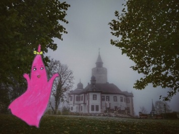 Burg Posterstein im Nebel mit Gespenst