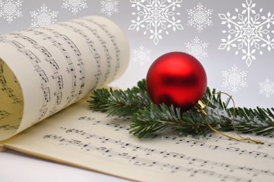 Weihnachtsnotenpapier mit Kugel