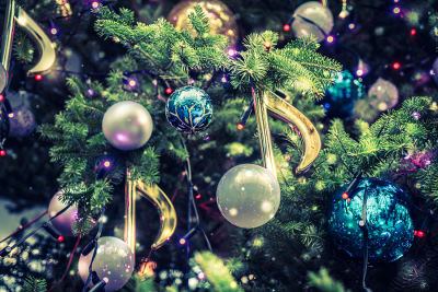 Weihnachtsschmuck als Note an einem Weihnachtsbaum