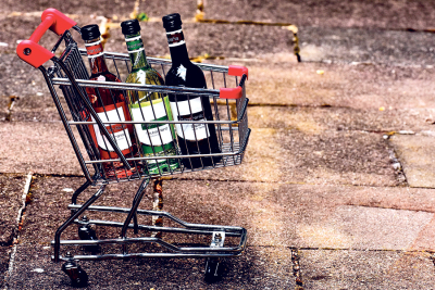 Einkaufswagen mit 3 Flaschen Wein