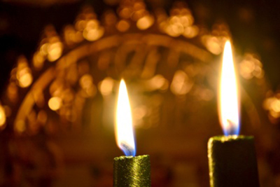 Kerzen und Schwibbogen