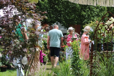 Menschen spazieren durch einen Garten