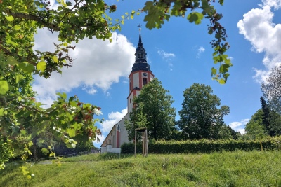 Friedenskirche Ponitz im Frühjahr