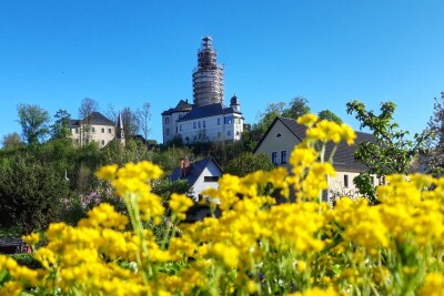 Blick auf Burg Posterstein im April 2025
