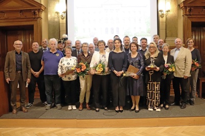Landrat ehrt 24 Frauen und Männer mit der „Goldenen Ehrennadel"