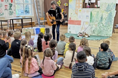 Musikpädagoge und Autor Eric Udo Zschiesche speilt vor Kindern.