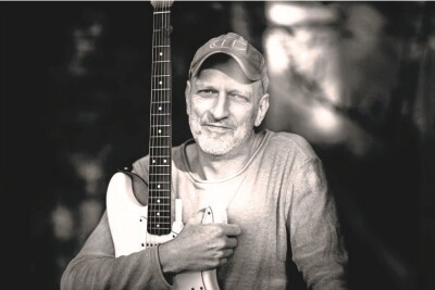 Werner Neumann mit Gitarre