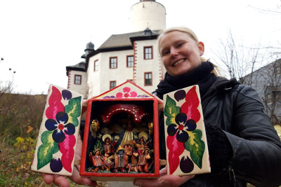 Franziska Huberty aus dem Museum Burg Posterstein zeigt ein Retablo aus Südamerika aus der Sammlung Petrig