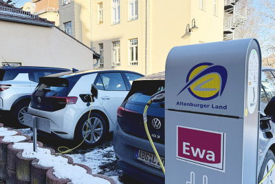 E-Autos die an Ladesäulen geladen werden