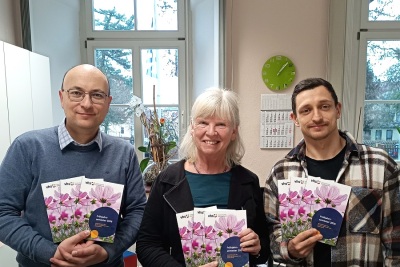 VHS-Leiterin Gudrun Pfeiffer (Mitte) und ihre Mitarbeiter Dr. Michael Hein (links) und Kilian Kraus (rechts) präsentieren das neue Programmheft der Volkshochschule (Bild: Peggy Eidner).