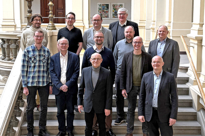 Vertreter des Thüringer Ministerium für Digitales und Infrastruktur, der LEG Thüringen und beauftragte Verkehrsplaner mit Landrat Uwe Melzer sowie den Verantwortlichen für den ÖPNV des Landkreises, der THÜSAC Personennahverkehrsgesellschaft und dem Mitteldeutschen Verkehrsverbund