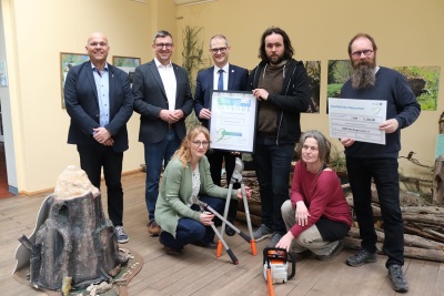 Übergabe des Fördermittelbescheides im Mauritianum. V.l.n.r. Jörg Seifert, Christoph Zippel und Guntram Wothly sowie die NABU-Mitglieder Nico Kießhauer, Mike Jessat, Kathleen Lösch (vorn rechts) und Franziska Hermsdorf.