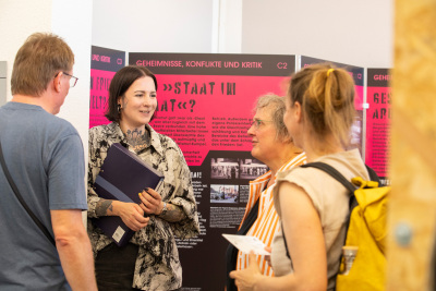 Kuratorin Rike Schreiber (mitte) mit Gästen in der Ausstellung Gesichter der Wismut