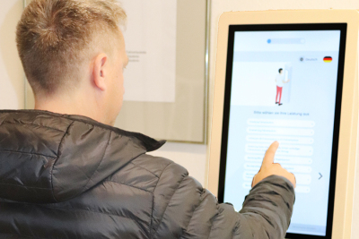 Besucherterminal im Eingangsbereich der Kfz-Zulassungsstelle