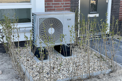 Wärmepumpe vor einem Haus