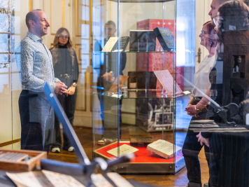 Eine Gruppe von Menschen wird durch das Spielkartenmuseum geführt