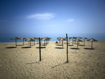Fotografie eines menschenleeren Strandes