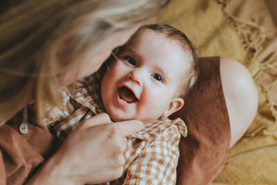 Mutter mit Baby im Arm