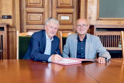 Rainer Zipfel (l.), Geschäftsführer Remondis Ost, bei der Vertragsunterzeichnung mit Landrat Uwe Melzer.