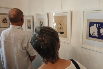 Besucher in der Ausstellung Märchenhaft geschnitten