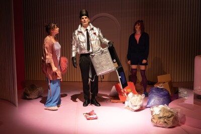 Ich hasse Menschen_vl.n.r. Marie-Luis Kießling als Fanny, Jonas Fürstenau als Pizzabote und Claus, Billie Barleben als Cuba