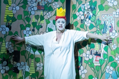 Yvonne, die Burgunderprinzessin - Schauspielerin Charlotte Ronas als Königin