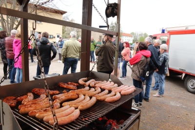 Frisch Gegrilltes gab es in Nöbdenitz zum Dank für die Helfer