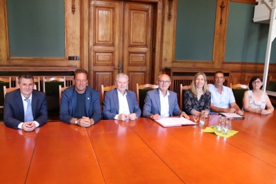 Robert Dressel, Betriebsleiter Remondis-Niederlassung in Altenburg, Carsten Helbig ehrenamtlicher Beigeordneter und Vorsitzender des Werkausschusses, Remondis-Geschäftsführer Ost Rainer Zipfel, Landrat Uwe Melzer, Sandra Stooman, Prokuristin beim Alba Wertstoffmanagement, Dirk Wagner, Regionalleiter Ost Alba Wertstoffmanagement und Andra Gerth, kaufmännische Werkleiterin im Dienstleistungsbetrieb Abfallwirtschaft/Kreisstraßenmeisterei (v.l.)