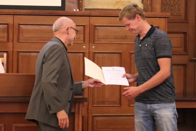 Landrat Uwe Melzer überreicht die Berufungsurkunde an Florian Sparbrod (r.). Links im Bild: Die Leiterin des Fachdienstes Natur- und Umweltschutz Birgit Seiler.