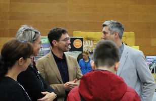 Altenburgs Oberbürgermeister André Neumann (dritter v.l.) gehört zu den Besuchern der Messe.