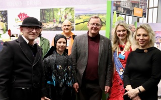 Landrat Uwe Melzer (links) und Yvonne Danz (2. v. l.) in der Altenburger Bauerntracht begrüßten gemeinsam mit der Schmöllner Knopfprinzessin Constanze I. (2. v. r.) Bodo Ramelow (3. v. r.), Ministerpräsident von Thüringen und Susanna Karawanskij (rechts), Ministerin für Infrastruktur und Landwirtschaft in Thüringen am Messestand