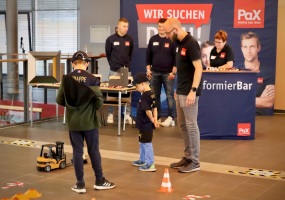 Impressionen zur JOB Chance 2023 inklusive einer Teststrecke für ferngesteuerte Gabelstapler