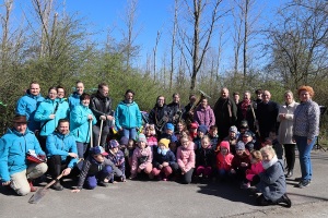 Alle Teilnehmer der Osterpflanzaktion versammeln sich zum Gruppenbild.